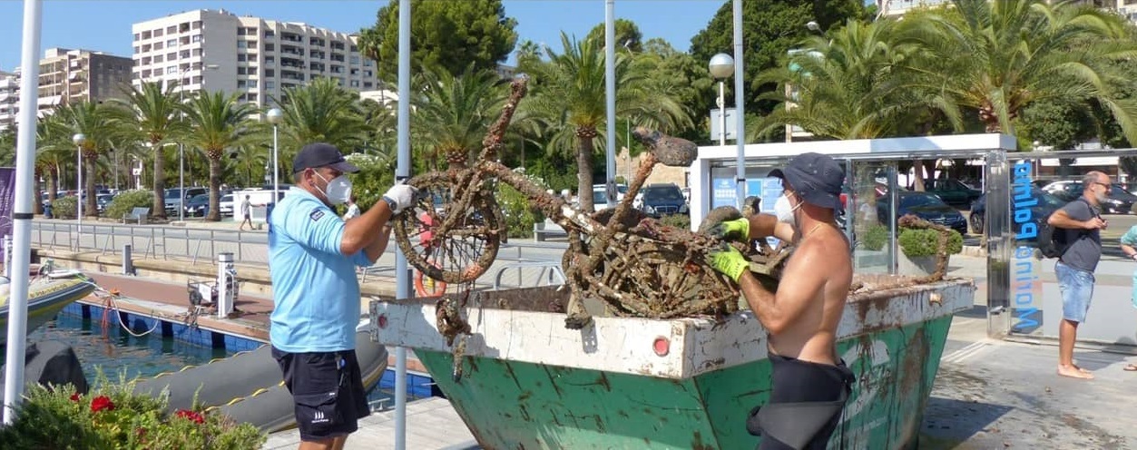 Limpieza de desechos en el agua del puerto de Palma